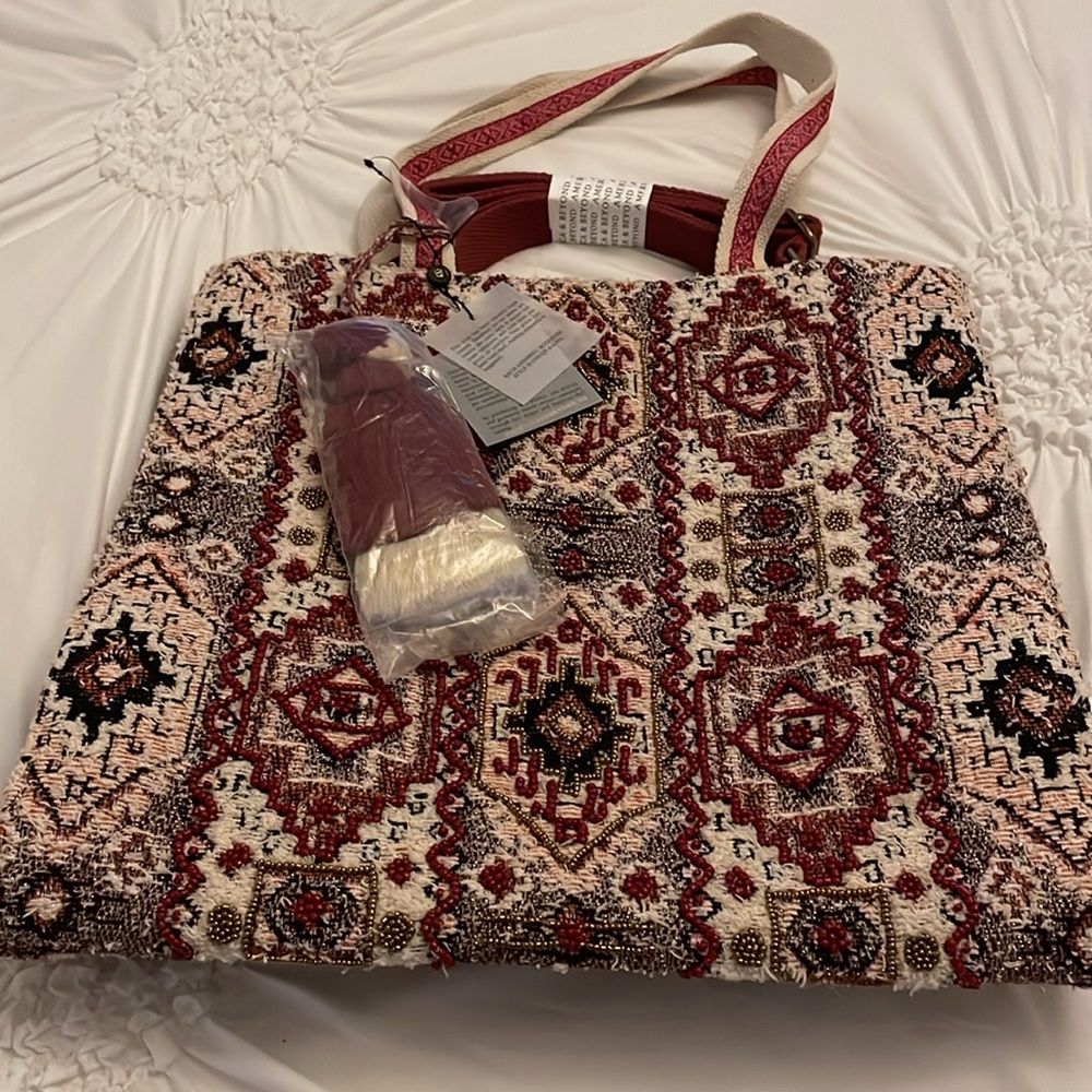 Woven Patterned Tote Bag in Beige & Burgundy - Picture 4 of 9